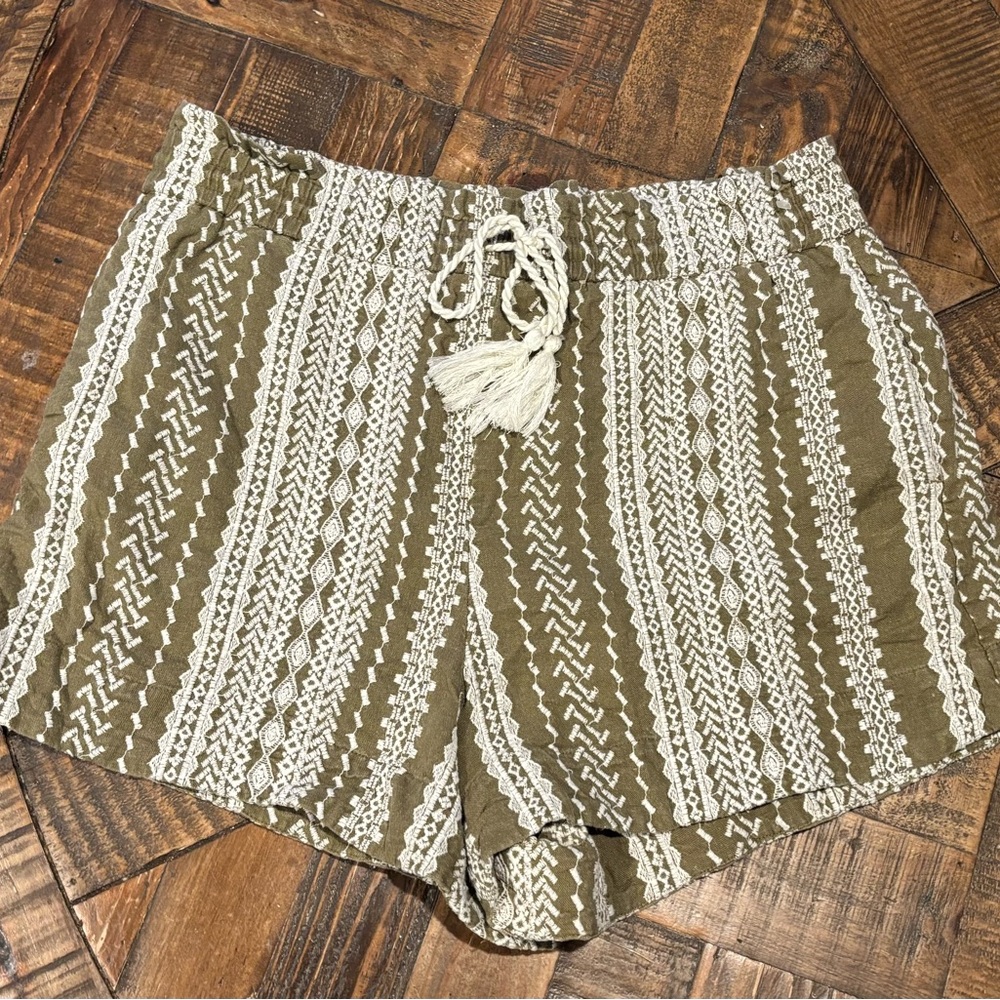 House of Harlow 1960 Green and white embroidered shorts size large . Never worn